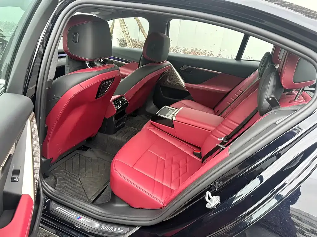 BMW 5 Series 2025 из CN, фото 8