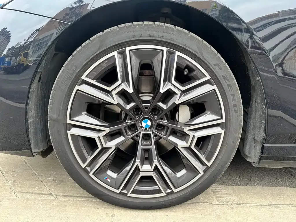 BMW 5 Series 2025 из CN, фото 2