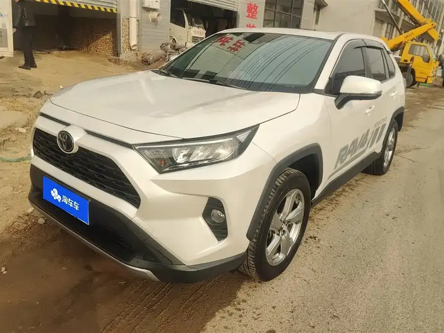 Toyota RAV4 — фото 1