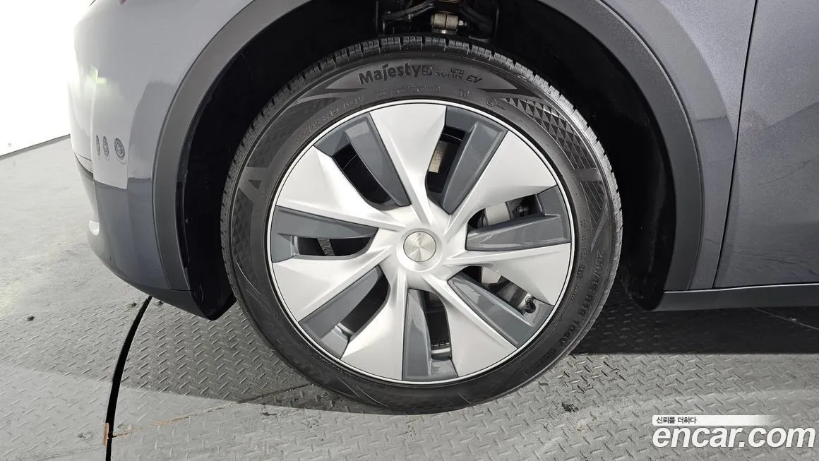 Tesla Model Y — фото 9