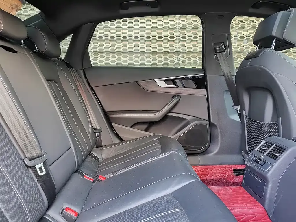 Audi A4L 2023 из CN, фото 9