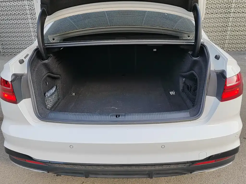 Audi A4L 2023 из CN, фото 5