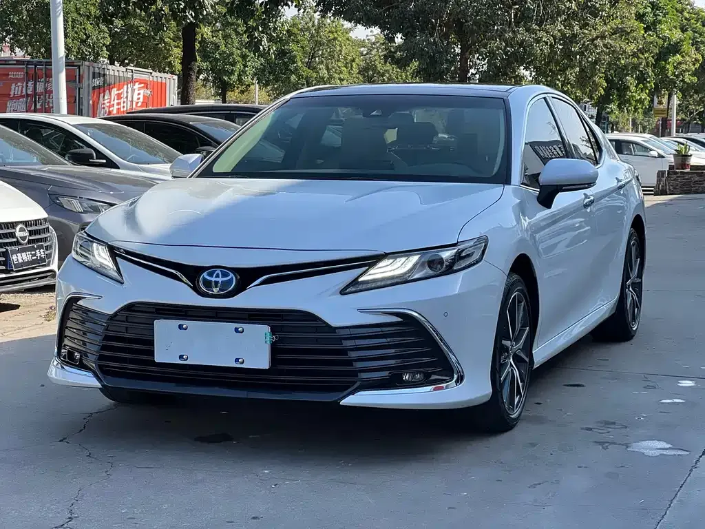 Toyota Camry — фото 1