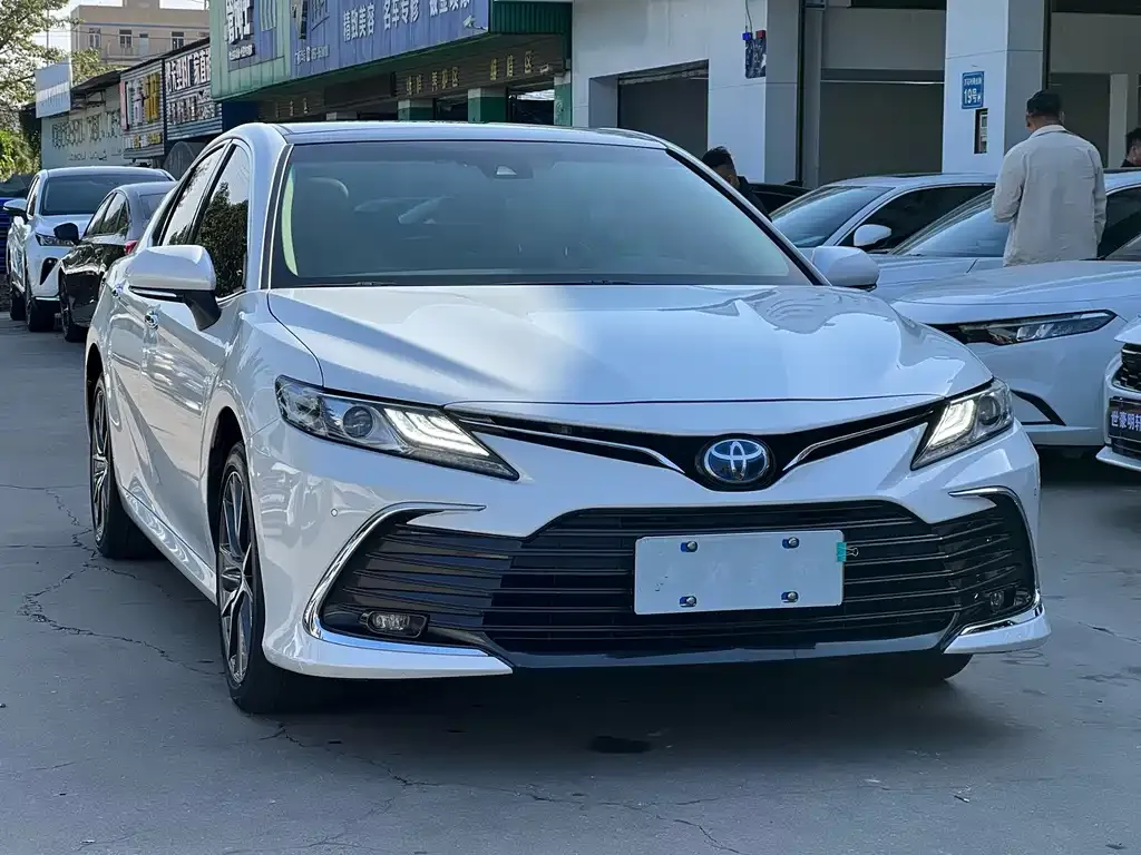 Toyota Camry — фото 9
