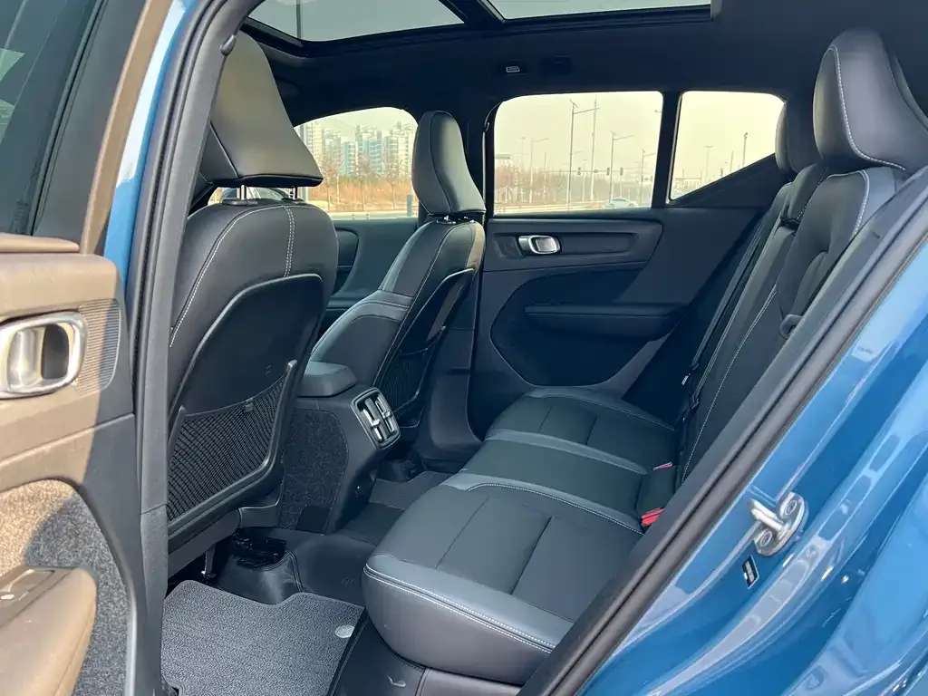 Volvo XC40 2023 из CN, фото 3
