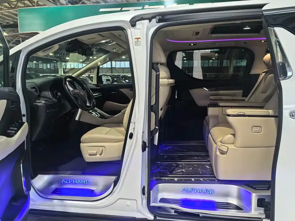 Toyota Alphard — фото 7