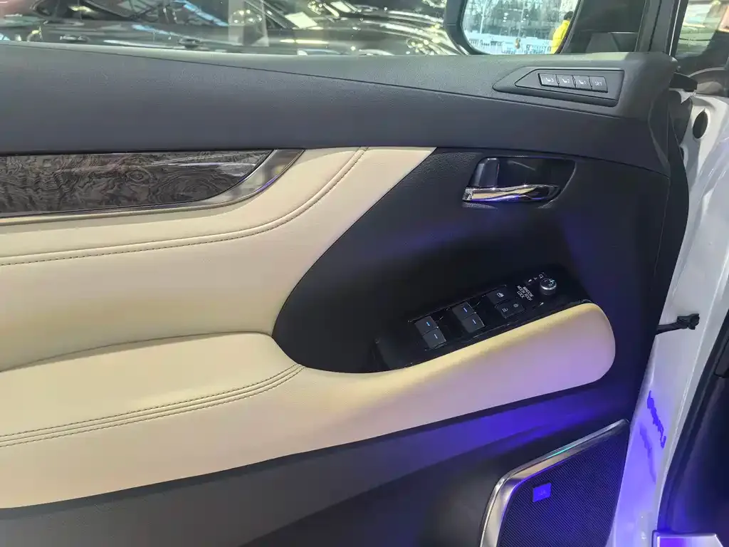 Toyota Alphard — фото 6