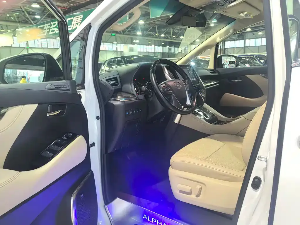 Toyota Alphard — фото 5