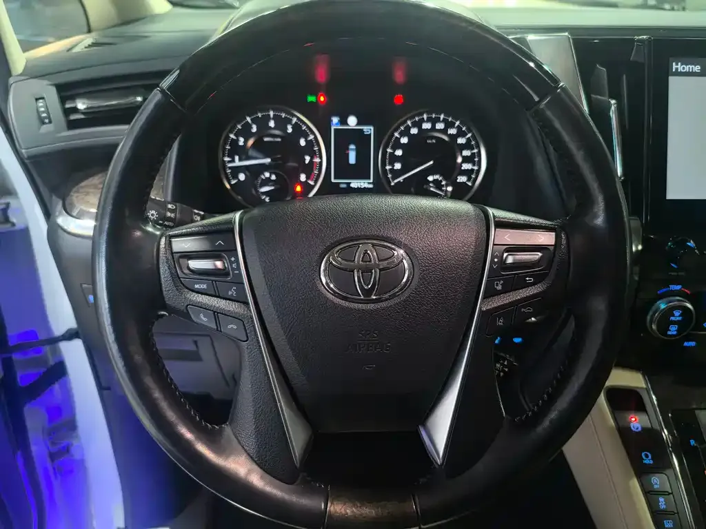 Toyota Alphard — фото 8