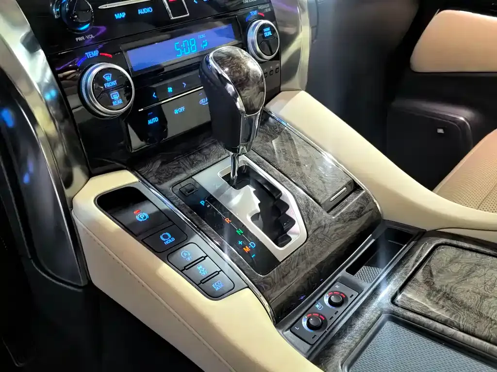 Toyota Alphard — фото 10