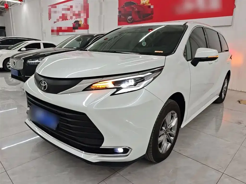 Toyota Sienna — фото 1
