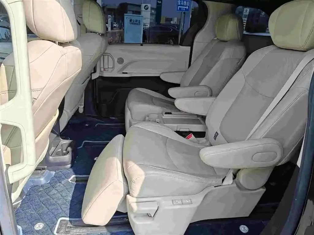 Toyota Sienna 2022 из CN, фото 3