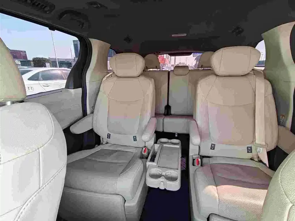 Toyota Sienna 2022 из CN, фото 2