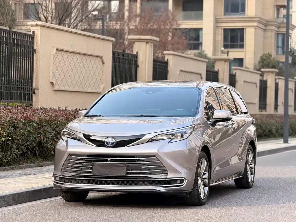 Toyota Sienna — фото 1