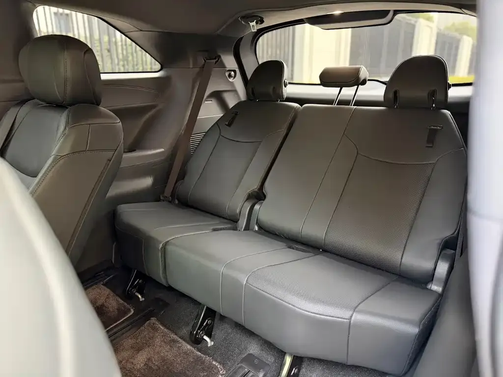 Toyota Sienna — фото 8