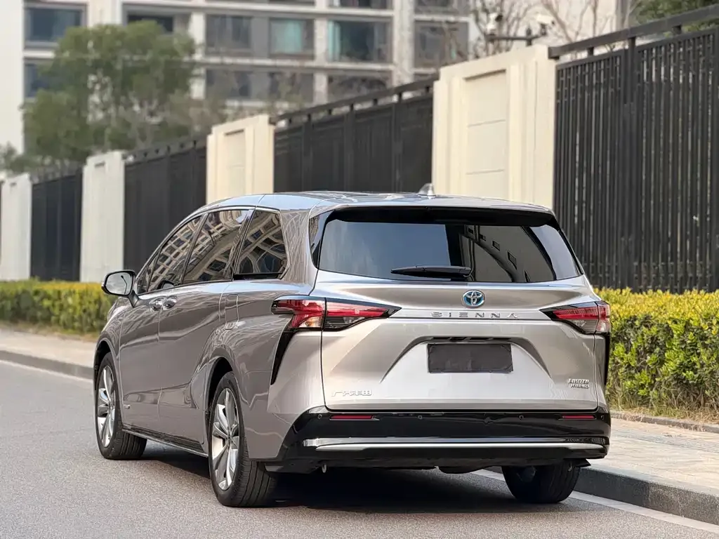 Toyota Sienna — фото 3