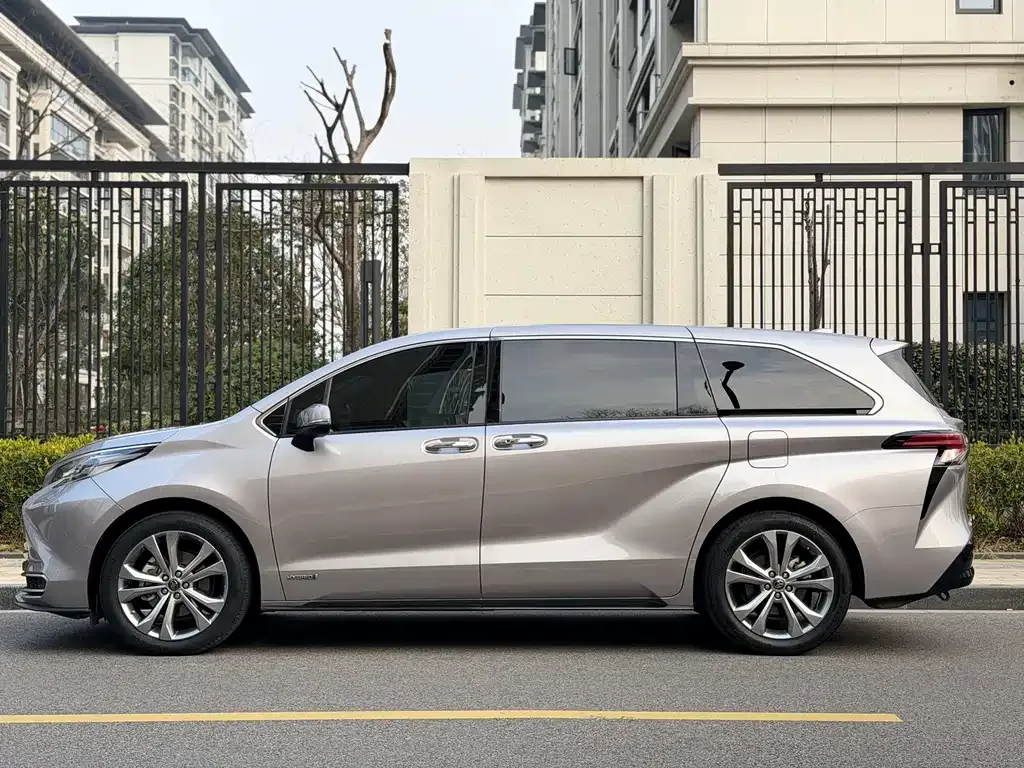 Toyota Sienna — фото 7