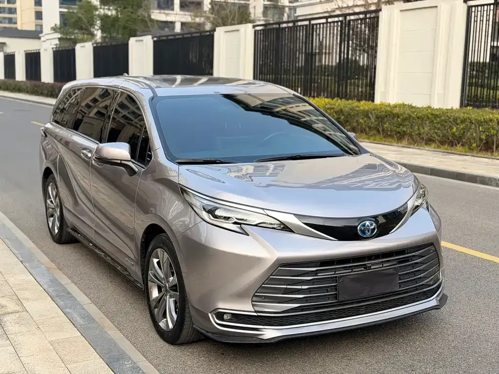 Toyota Sienna — фото 9