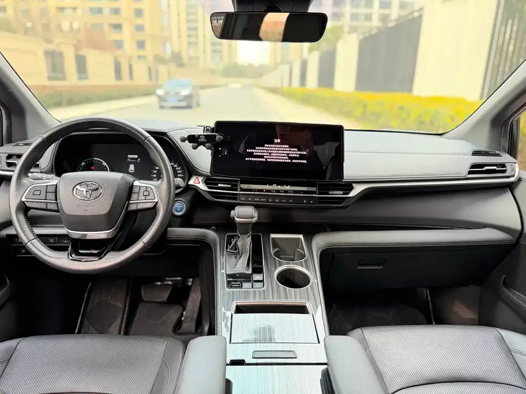 Toyota Sienna — фото 10