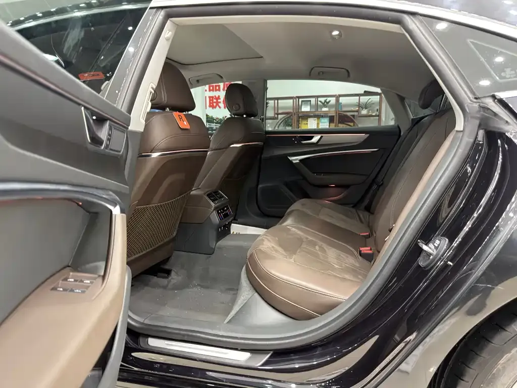 Audi A7L 2024 из CN, фото 4