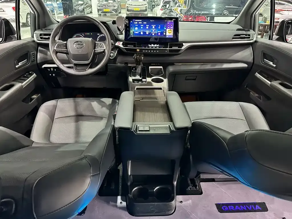Toyota Granvia 2025 из CN, фото 5