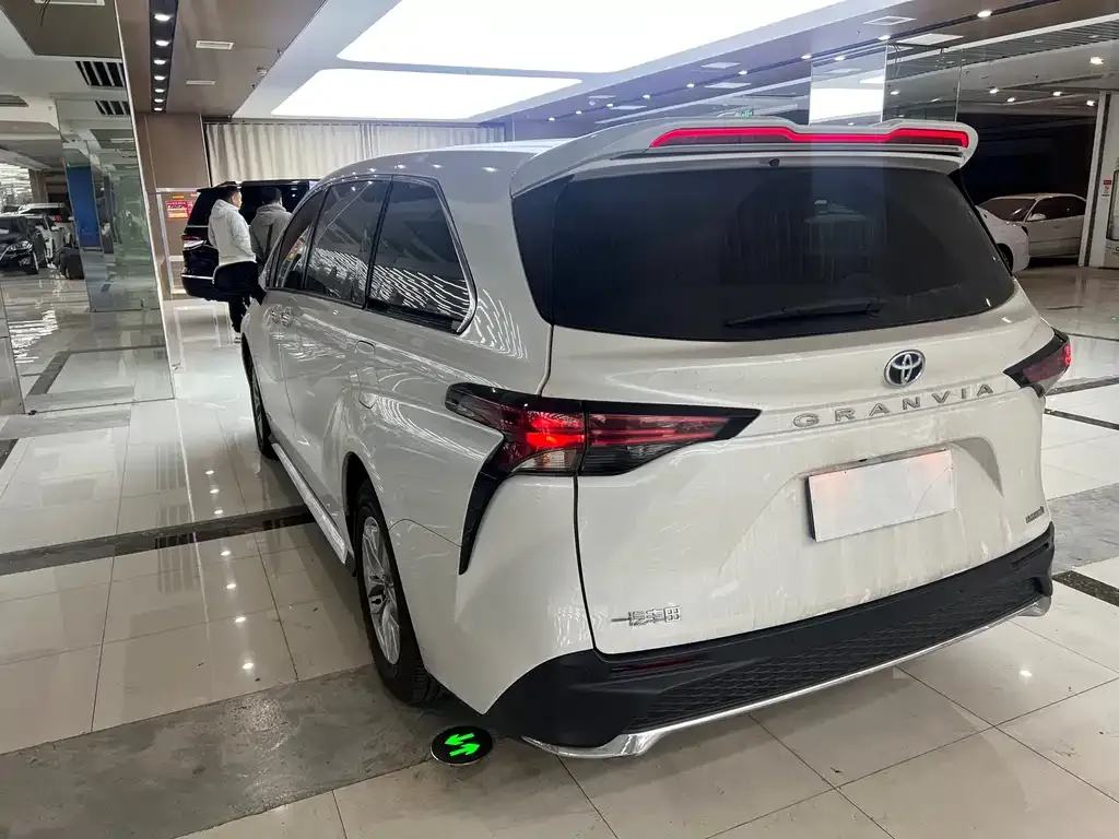 Toyota Granvia 2024 из CN, фото 9