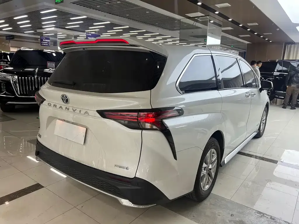 Toyota Granvia 2024 из CN, фото 2