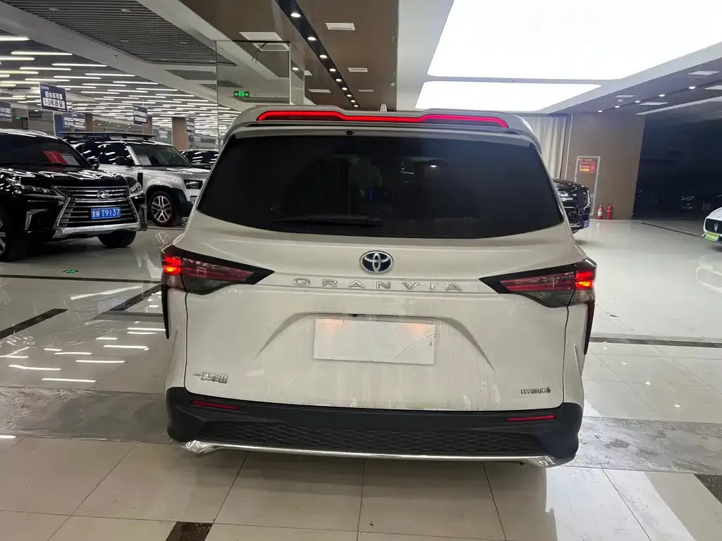 Toyota Granvia 2024 из CN, фото 3