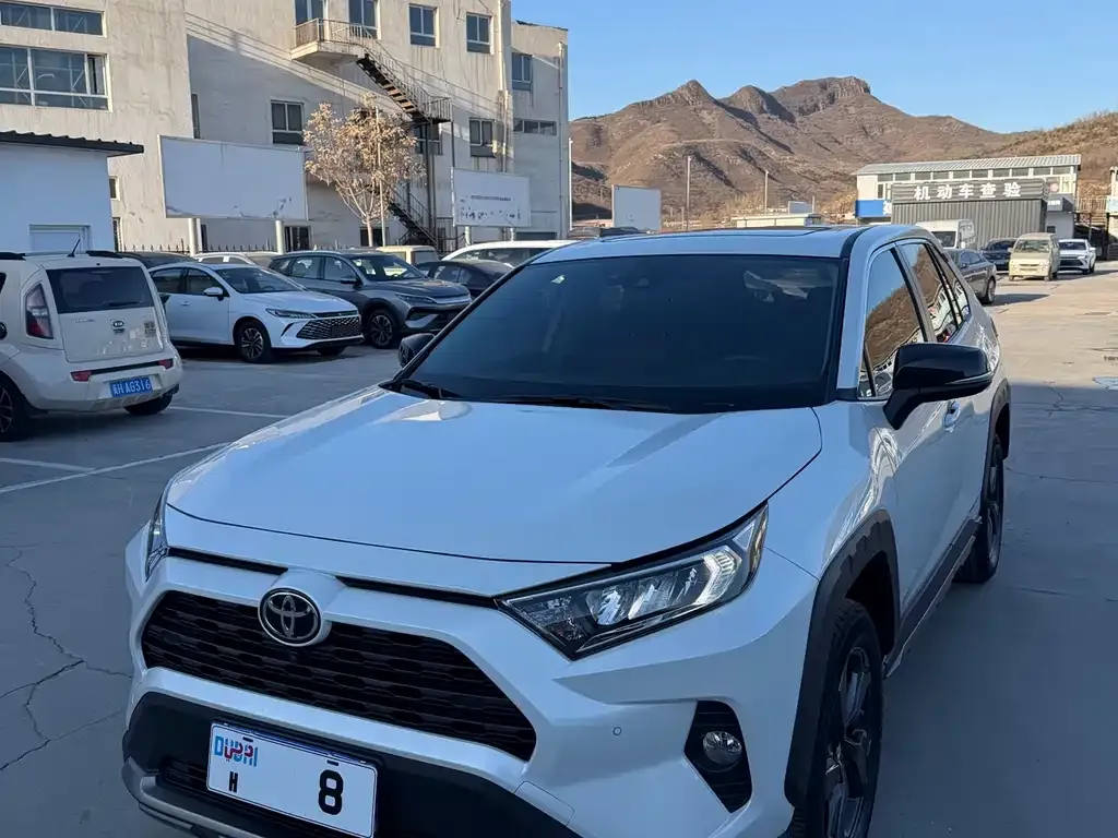 Toyota RAV4 2022 из CN, фото 1