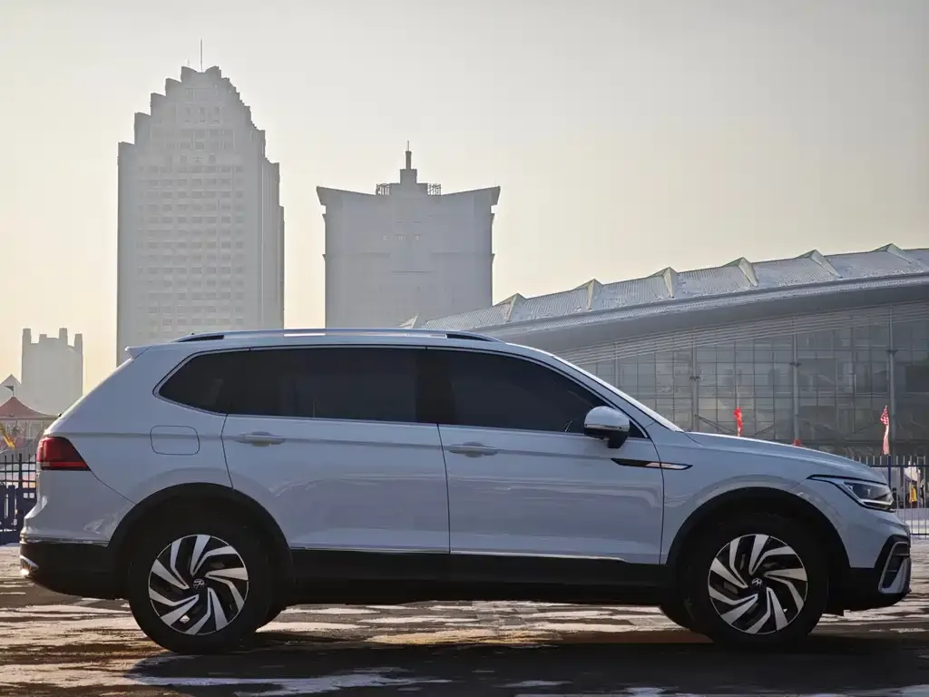 Volkswagen Tiguan L 2023 из CN, фото 5