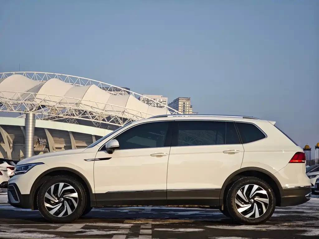 Volkswagen Tiguan L 2023 из CN, фото 2