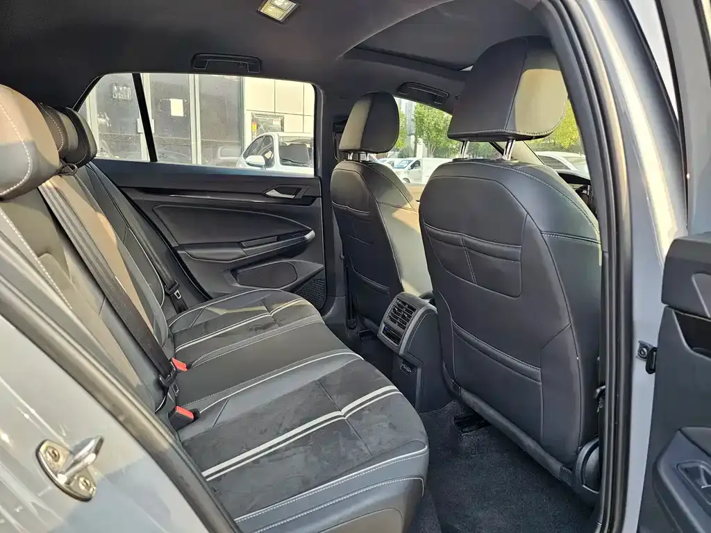 Volkswagen Golf 2022 из CN, фото 4
