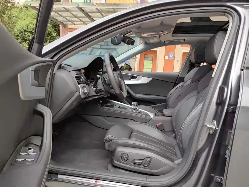 Audi A4L 2022 из CN, фото 6
