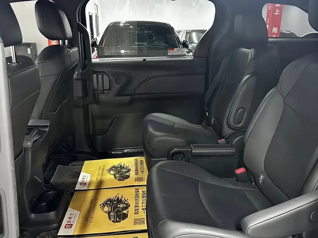 Toyota Sienna 2025 из CN, фото 2
