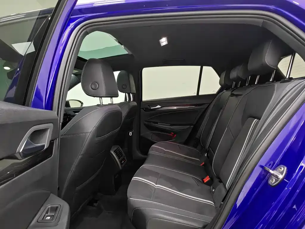 Volkswagen Golf 2023 из CN, фото 8