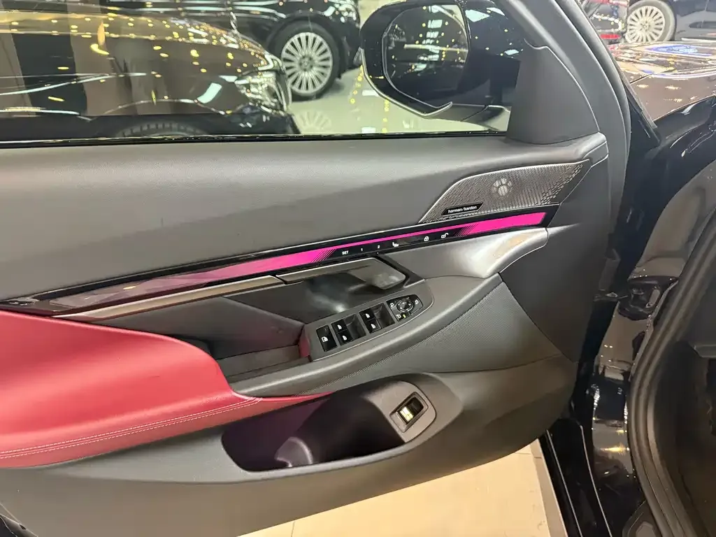 BMW 5 Series 2025 из CN, фото 8