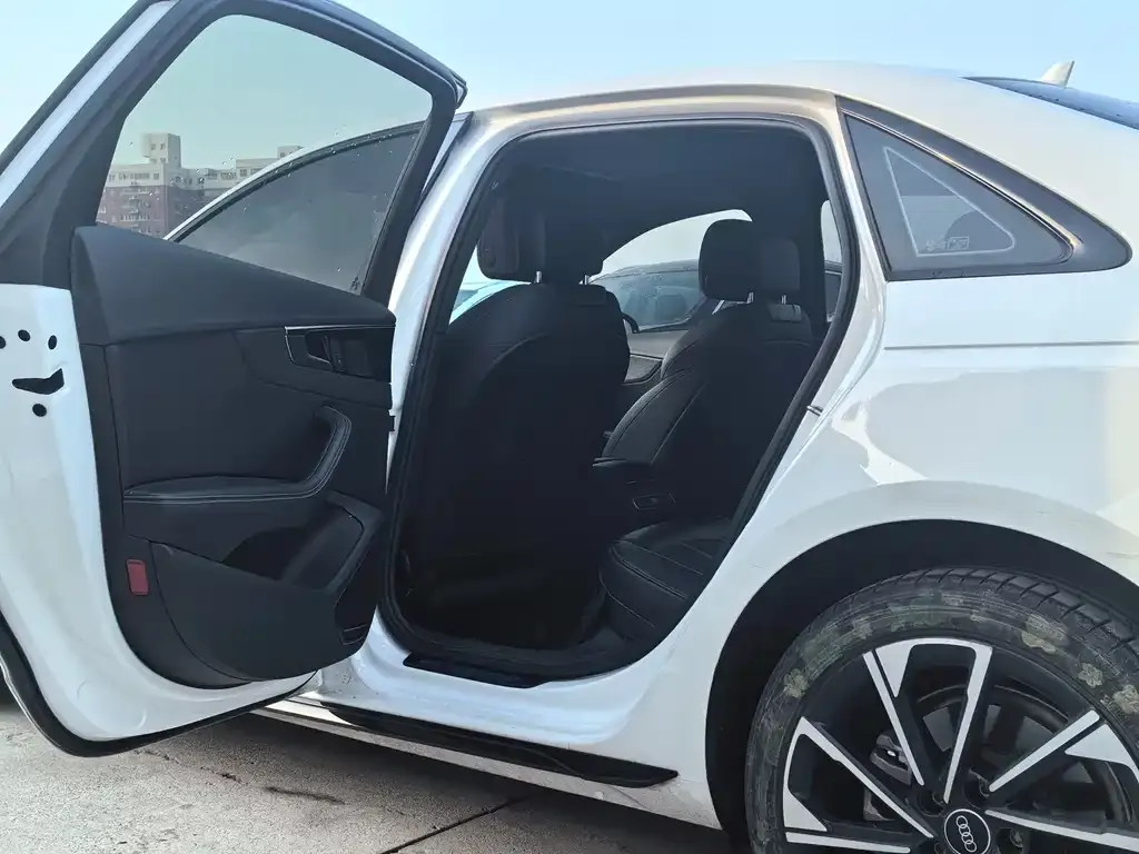 Audi A4L 2023 из CN, фото 5