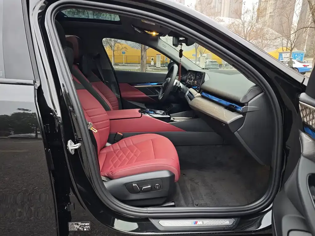 BMW 5 Series 2025 из CN, фото 2