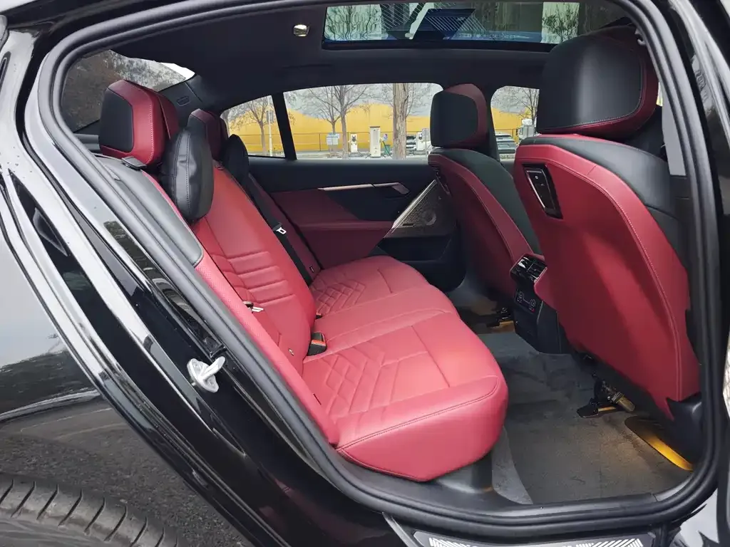 BMW 5 Series 2025 из CN, фото 4