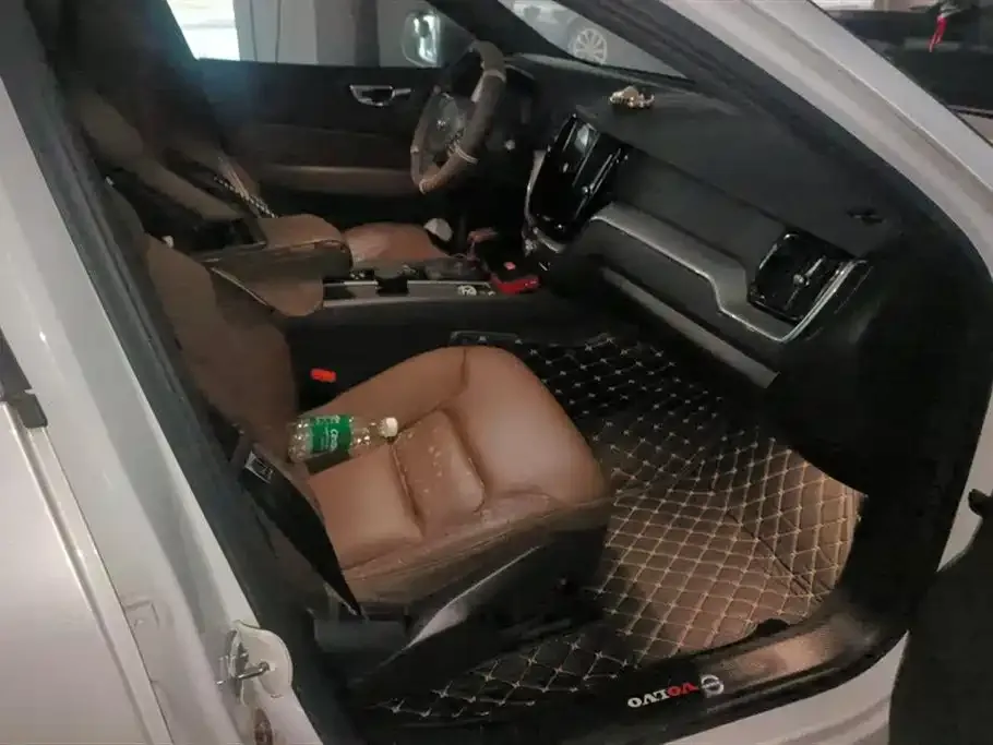Volvo XC60 2021 из CN, фото 3