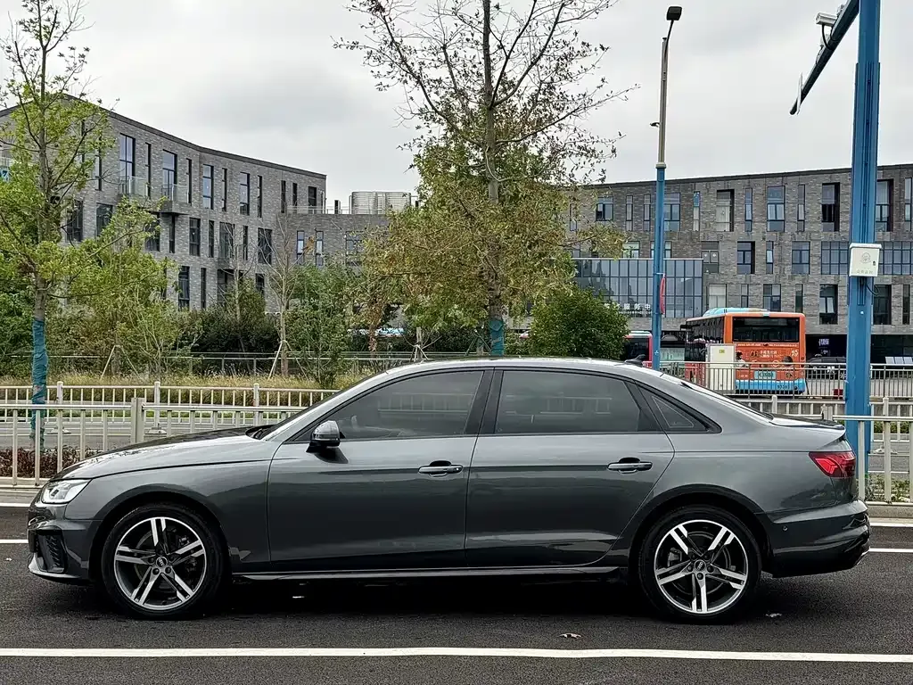 Audi A4L 2022 из CN, фото 9