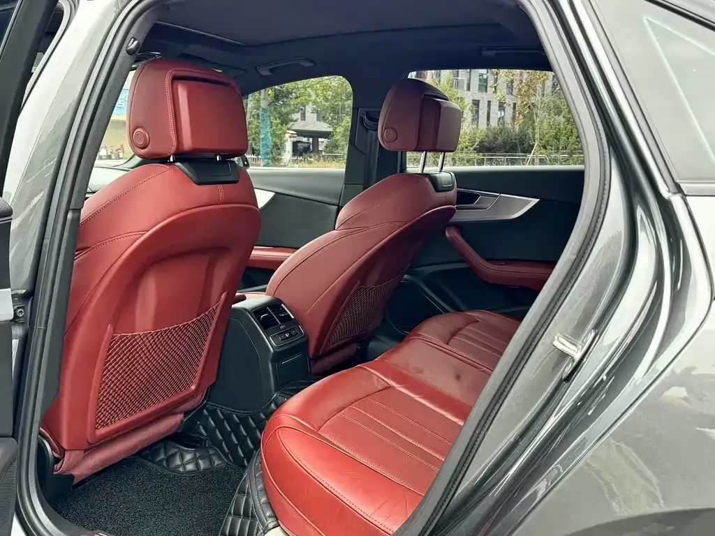 Audi A4L 2022 из CN, фото 2