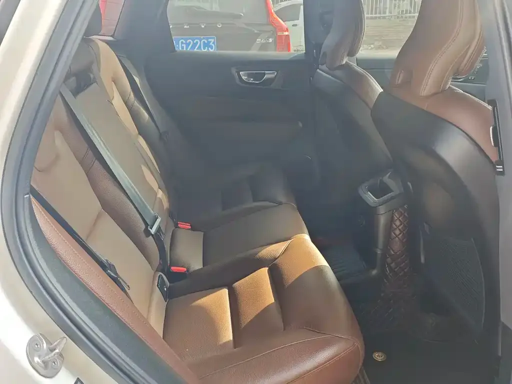 Volvo XC60 PHEV 2023 из CN, фото 4