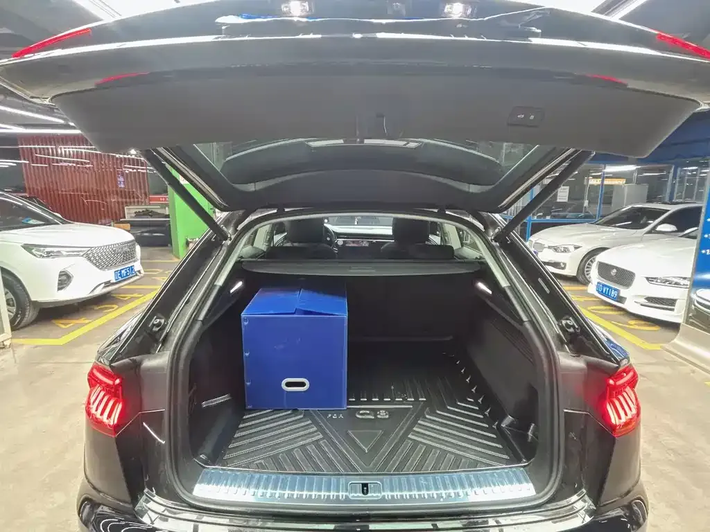 Audi Q8 2023 из CN, фото 6