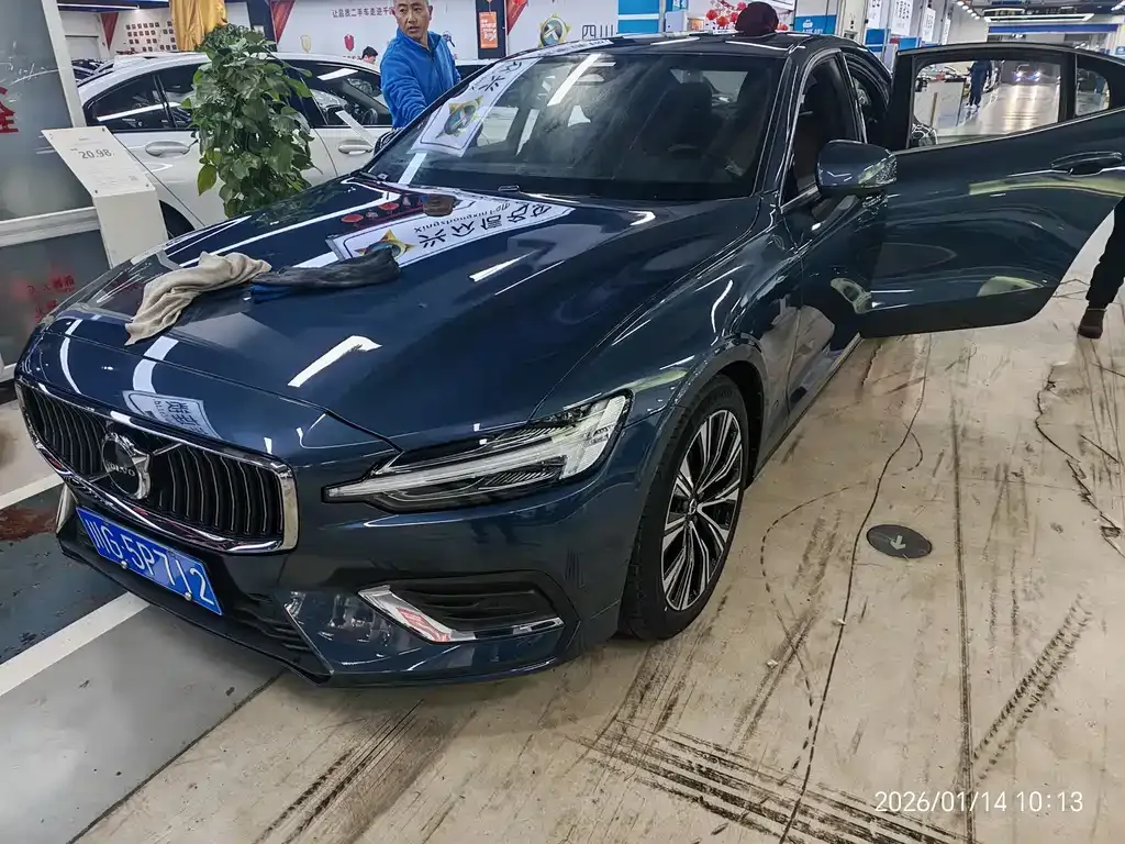 Volvo S60 2023 из CN, фото 1
