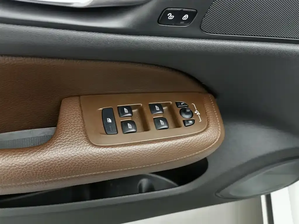 Volvo S60 — фото 10