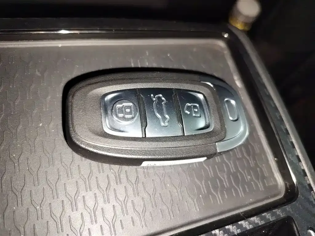 Hongqi E-QM5 — фото 8