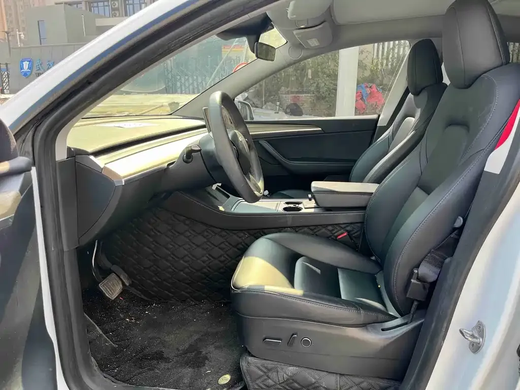 Tesla Model Y — фото 8