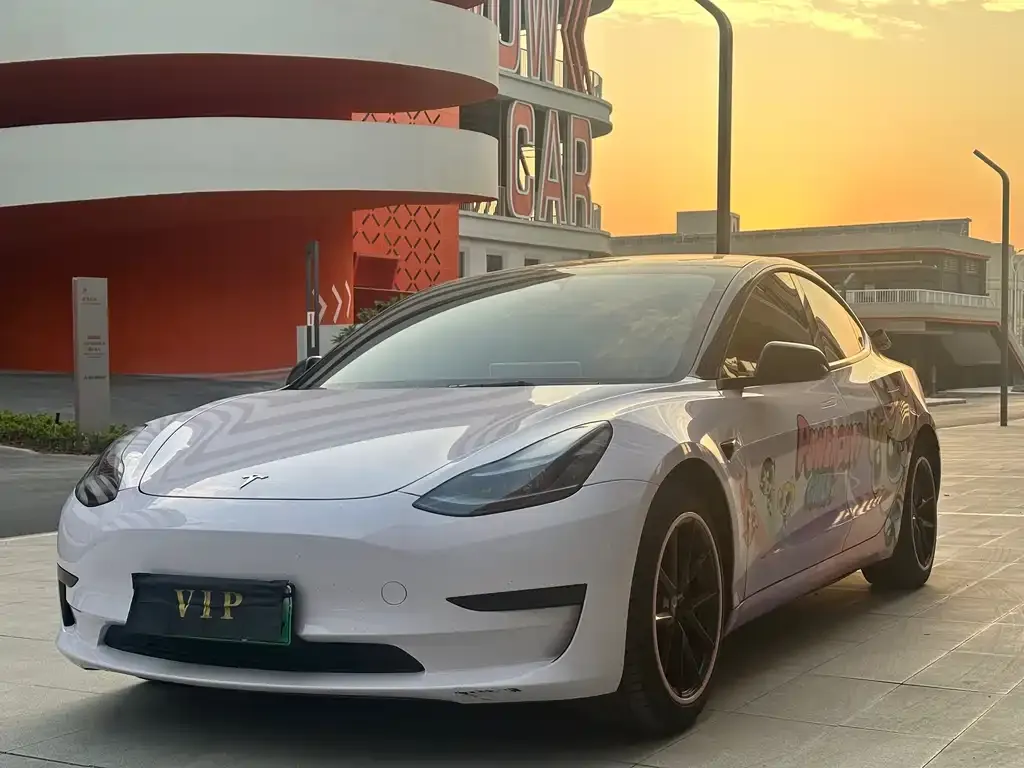 Tesla Model 3 — фото 1