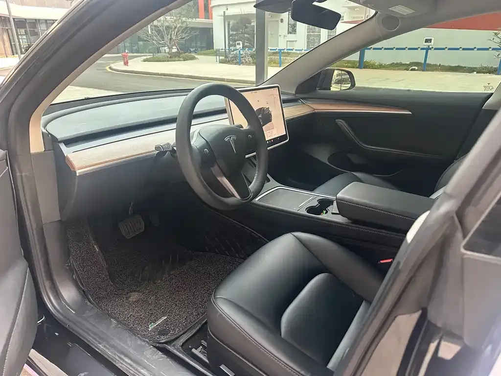 Tesla Model 3 — фото 9